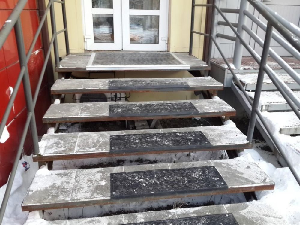 Монтаж резиновых проступей и накладок на ступени стоимость - Сургут