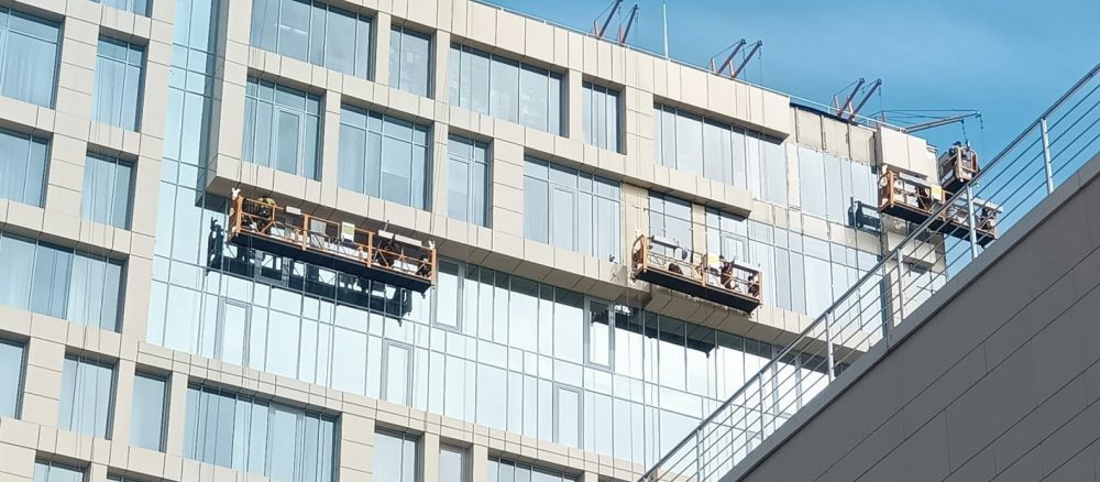 Мойка фасада и остекления высотных зданий стоимость - Лангепас
